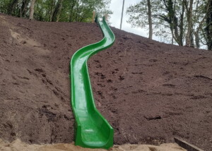 Terrænrutsjebane i glasfiber leveret af Park & Landskab